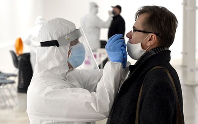 Epidemie v Česku stagnuje. Ve čtvrtek přibylo 488 nových případů nákazy koronavirem, číslo R je na hodnotě 1