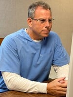 Erik Menendez porotu nepřesvědčil. Bratr ve slavném případu nebyl propuštěn ani po 35 letech od vraždy rodičů