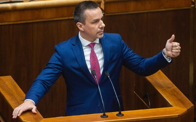 Erik Tomáš tvrdí, že ministerstvo nezverejňuje, koľko nezaočkovaných denne na Slovensku zomrie. Nie je to pravda