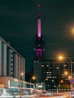 Estée Lauder sjednocuje ženy v boji proti rakovině prsu. Letošní kampaň nese název „Společně statečnější“