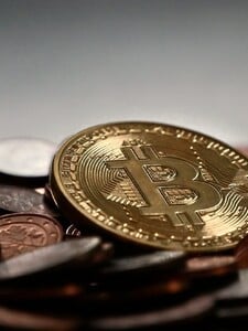 Euro klesá na najnižšiu úroveň voči doláru od roku 2022, bitcoin sa blíži k historickému rekordu