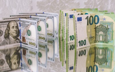Euro sa tesne priblížilo k parite s americkým dolárom. Napoludnie sa obchodovalo za 1,001 dolára
