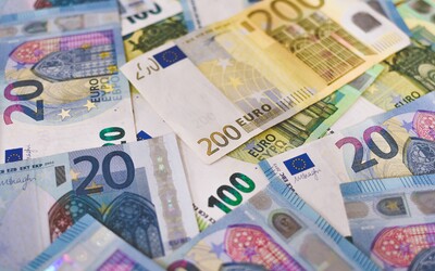 Euro stále oslabuje. Dnes popoludní malo menšiu hodnotu ako americký dolár
