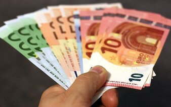 Eurobankovky budú mať nový dizajn. Európska únia sa rozhoduje medzi dvoma motívmi