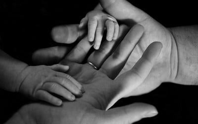 Európska komisia navrhuje, aby sa rodičovstvo uznávalo naprieč úniou rovnako. Pomôcť to môže dúhovým deťom