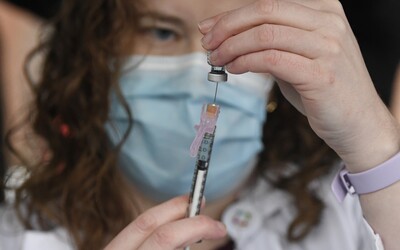 Evropská komise schválila vakcínu společností Pfizer a BioNTEch pro použití v EU