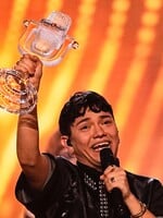 Eurovíziu ovládla pop-opera. Rakúšan JJ triumfoval s dojímavou piesňou