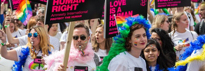Evropská komise zahájila právní kroky proti Maďarsku a Polsku kvůli potlačování práv LGBTQ+