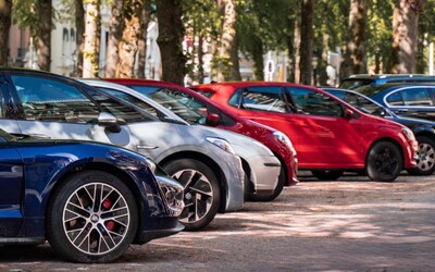 Evropské město zavádí vyšší poplatky za větší auta. Chce tím bojovat proti „autoobezitě“