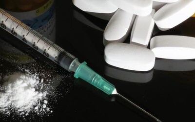 Evropu zaplavují nové drogy. Hrozba silných opioidů a syntetických stimulantů roste