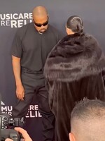 Expertka odčítala z Kanyeho pier, čo povedal Biance na červenom koberci. Vraj jej dával inštrukcie