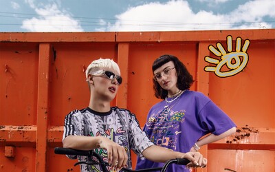 Extravagantní queer móda: Tadeáš Kuběnka a Bára Votíková v nové kolekci adidas Pride 22