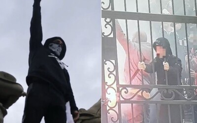 Extrémista hajloval na múroch Úradu vlády. „Racist, Fascist, Hooligans,“ kričal dav