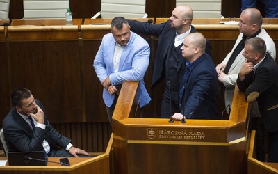 Extrémisti z ĽSNS obsadili rečnícky pult kvôli Matovičovi: Nenapínajte svaly, nie sme vo fitku, odkázal im Gábor Grendel