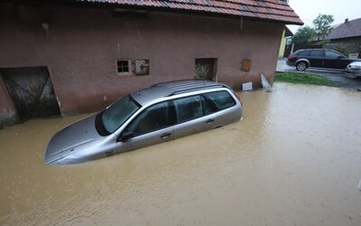 Extrémne silné búrky na Slovensku budú pokračovať, zaplavilo ďalšiu dedinu: „Som si myslela, že nás odplaví ako loď."