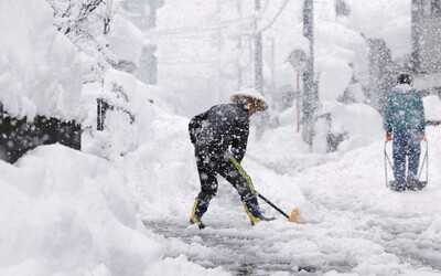 Extrémní sněžení v Japonsku si vyžádalo lidské životy, ženu rozdrtily kamiony