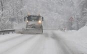 Extrémny vietor až 135 km/h, silné sneženie aj búrky. Na Slovensko prichádza búrlivé počasie, SHMÚ vydáva výstrahy