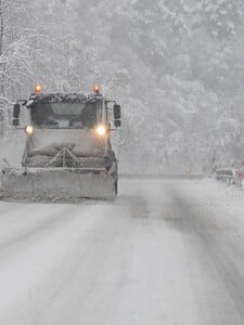 Extrémny vietor až 135 km/h, silné sneženie aj búrky. Na Slovensko prichádza búrlivé počasie, SHMÚ vydáva výstrahy