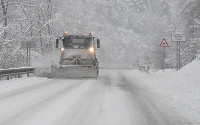 Extrémny vietor až 135 km/h, silné sneženie aj búrky. Na Slovensko prichádza búrlivé počasie, SHMÚ vydáva výstrahy