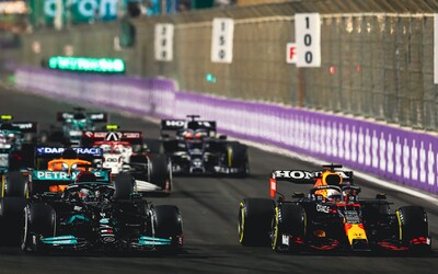 F1: Absolútne šialenstvo v Saudskej Arábii. Dve červené vlajky a kolízia Verstappena s Hamiltonom, ktorí majú rovnaký počet bodov
