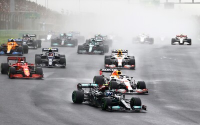 F1: Klzká VC Turecka. Dominantné víťazstvo Bottasa, katastrofické rozhodnutie pre Hamiltona a Pérez konečne pomohol Verstappenovi
