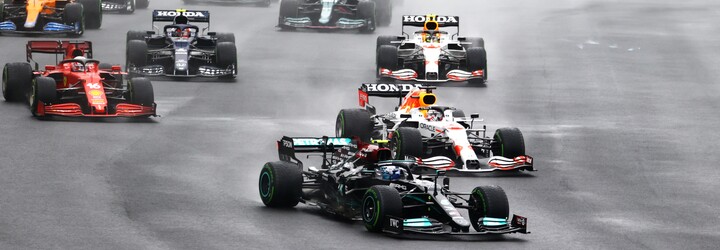 F1: Klzká VC Turecka. Dominantné víťazstvo Bottasa, katastrofické rozhodnutie pre Hamiltona a Pérez konečne pomohol Verstappenovi