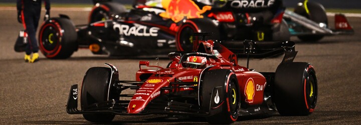 F1, VC Bahrajnu: Ferrari je na nohách! Nádherné súboje o víťazstvo, double Ferrari a tragédia Red Bullu v posledných kolách