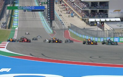 F1: strategická bitka na VC USA držala divákov v napätí do posledného kola. Verstappen len tak-tak udržal Hamiltona za sebou