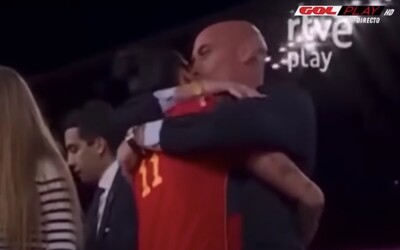 FIFA suspendovala prezidenta Španělské fotbalové federace poté, co políbil hráčku na ústa bez jejího souhlasu