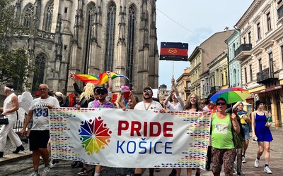 FOTO A VIDEO: Košice oslavovali hrdosť, pozri sa, ako to vyzeralo na druhom najväčšom pochode PRIDE
