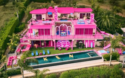 FOTO: Airbnb ponúka možnosť stráviť noc ZADARMO v ružovom Barbie domčeku v Malibu. Hostiť ťa bude Ken