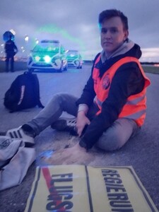 FOTO: Aktivisti sa prilepili na pristávaciu plochu nemeckého letiska. Spôsobili tak ochromenie dopravy a rozsiahle meškania