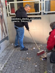 FOTO: Andrej Danko zametá Dúbravku. S metlou a lopatou plní svoj sľub po zrážke so semaforom