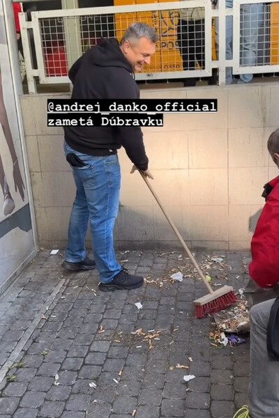 FOTO: Andrej Danko zametá Dúbravku. S metlou a lopatou plní svoj sľub po zrážke so semaforom