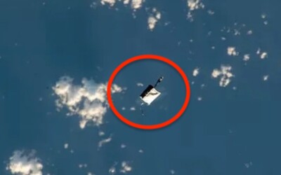 FOTO: Astronauti stratili vo vesmíre tašku s náradím, teraz krúži okolo Zeme. Ďalekohľadom ju môžeš vidieť aj ty
