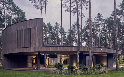 FOTO: Átriový dom inšpirovaný kmeňom vyrúbaného stromu. Takéto bývanie nájdeš v poľskej obci Izabelin    