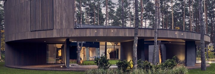 FOTO: Atriový dům inspirovaný kmenem pokáceného stromu. Takové bydlení najdeš v polské obci Izabelin