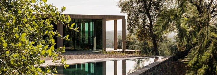 FOTO: Atypický dom v Portugalsku. Stavba z betónových stĺpov stojí na útese, prepája umenie a okolitú prírodu