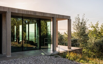 FOTO: Atypický dom v Portugalsku. Stavba z betónových stĺpov stojí na útese, prepája umenie a okolitú prírodu