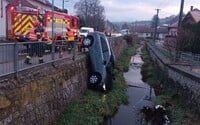 FOTO: Auto po nehodě viselo z mostu. Zranilo se šest lidí včetně několika dětí