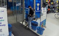 FOTO: Bicykel za 1 500 eur ukradol priamo z obchodu. Polícia po zlodejovi pátra, nepoznáš ho?