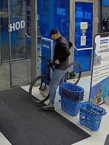 FOTO: Bicykel za 1 500 eur ukradol priamo z obchodu. Polícia po zlodejovi pátra, nepoznáš ho?