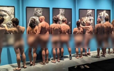 FOTO: Bizarná prehliadka v barcelonskom múzeu. Návštevníci aj sprievodca sa v ňom prechádzali úplne nahí