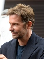 FOTO: Bradley Cooper šokoval svojím vzhľadom. V novom seriáli je na nepoznanie, fanúšičky sú nadšené