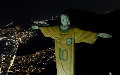 FOTO: Brazílie oblékla sochu Krista do dresu Pelého. Připomněla si tak výročí jeho smrti