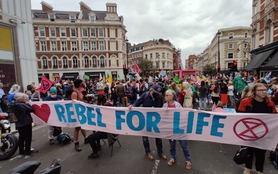 FOTO: Centrum Londýna zablokovali klimatickí aktivisti, chcú vyvolať dva týždne dopravného chaosu