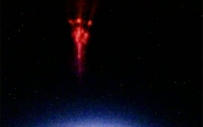 FOTO: Červený prízrak vznášajúci sa nad gigantickou búrkou. Astronaut zachytil vzácny vesmírny úkaz nad Zemou