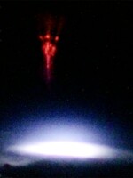 FOTO: Červený přízrak vznášející se nad gigantickou bouří. Astronaut zachytil vzácný vesmírný úkaz nad Zemí ​