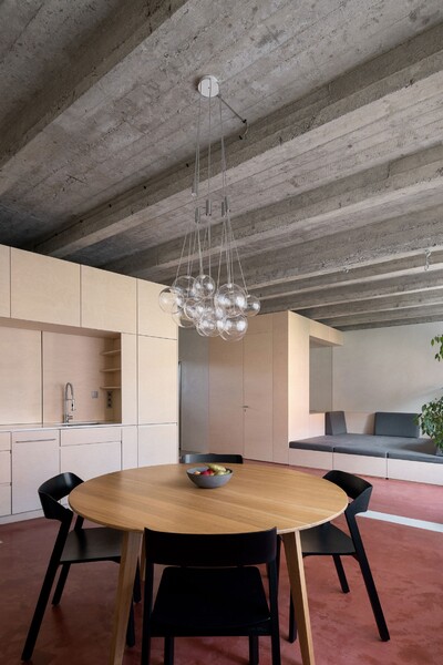 FOTO: Českí architekti spojili dva byty do jedného. Výsledok sa ti bude páčiť