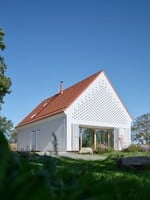 FOTO: Český architekt navrhol dom pre seba a svoju rodinu. Stál 700-tisíc eur a skvelo kombinuje sakrálne prvky s moderným dizajnom